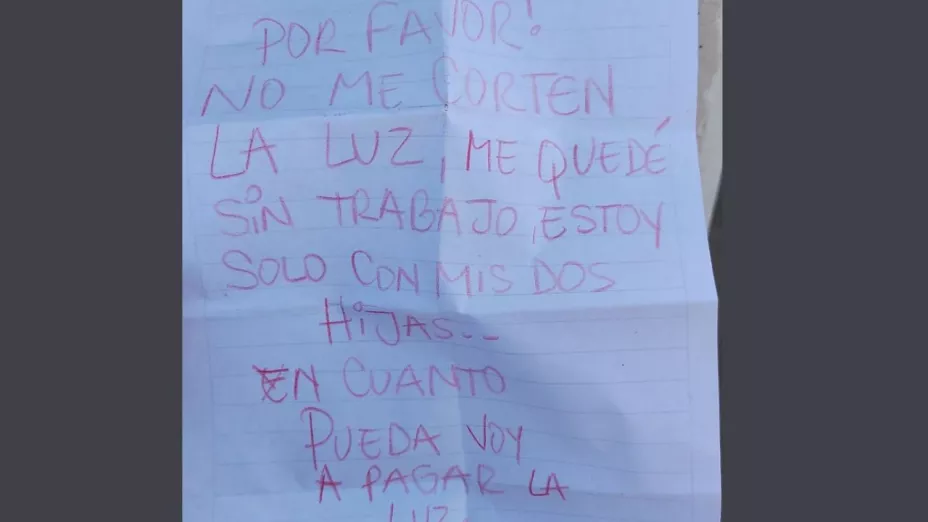 Hombre pide que no le corten la luz