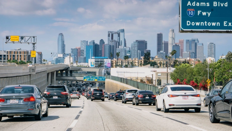 una carretera de Los Ángeles siendo transitada por vehículos