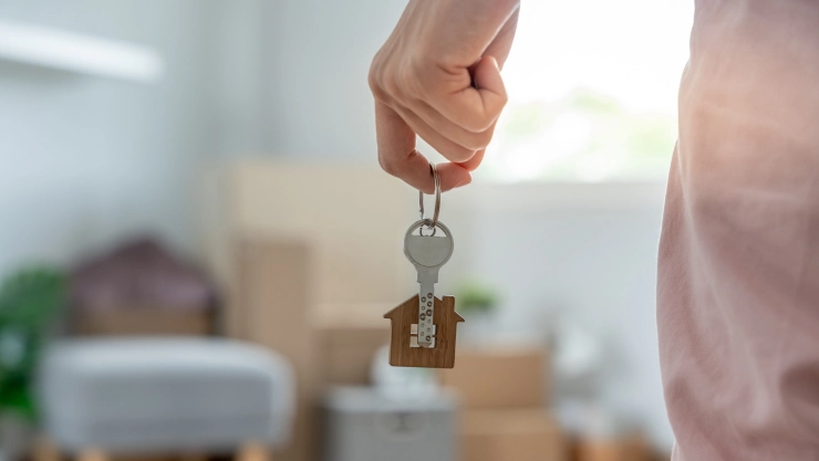 una mujer abre la puerta de su nueva casa.