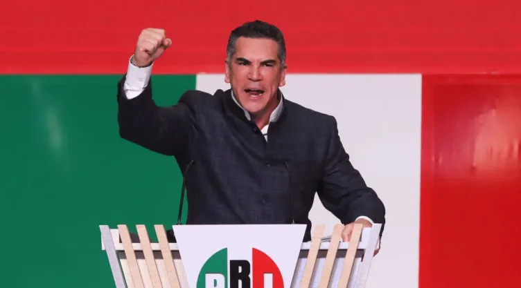 Alito morenoe extendiendo el puño