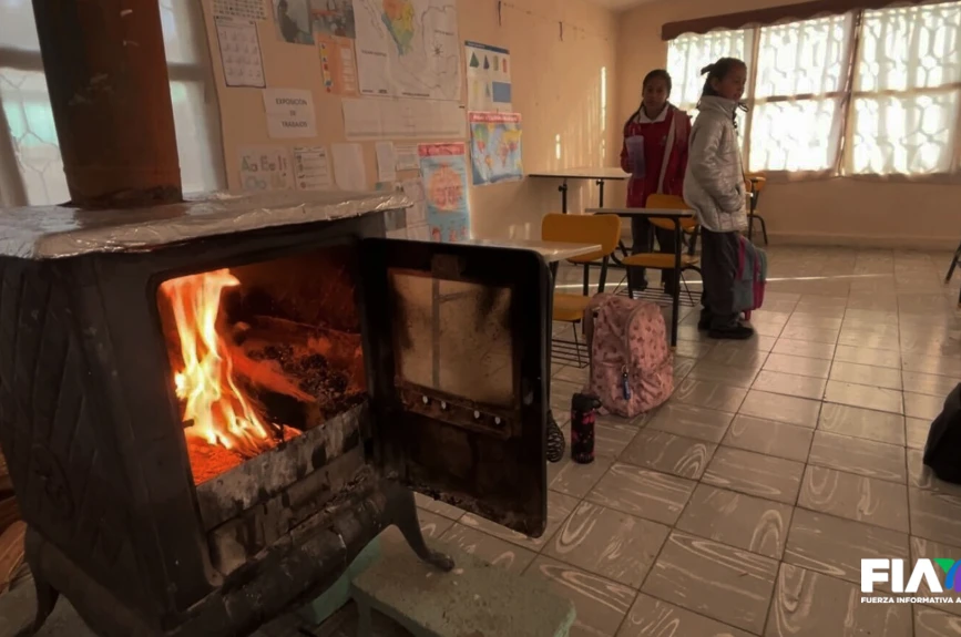 Un fogón calienta a los estudiantes de la comunidad de la Silla en Durango