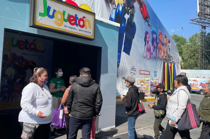En compañía de familiares y amigos, disfrutamos de un rato de diversión.
