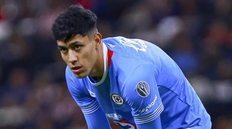 Omar Campos, defensa izquierdo de Cruz Azul