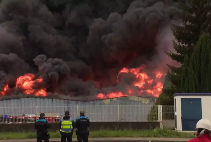 Incendio devoró 5 plantas industriales en España