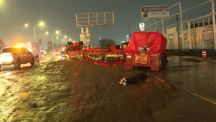 Volcadura de tráiler en Periférico Sur, Tlaquepaque.
