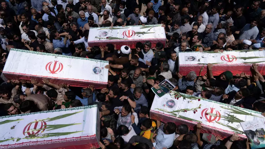 Personas cargan los féretros de víctimas en ataques israelíes a Irán.