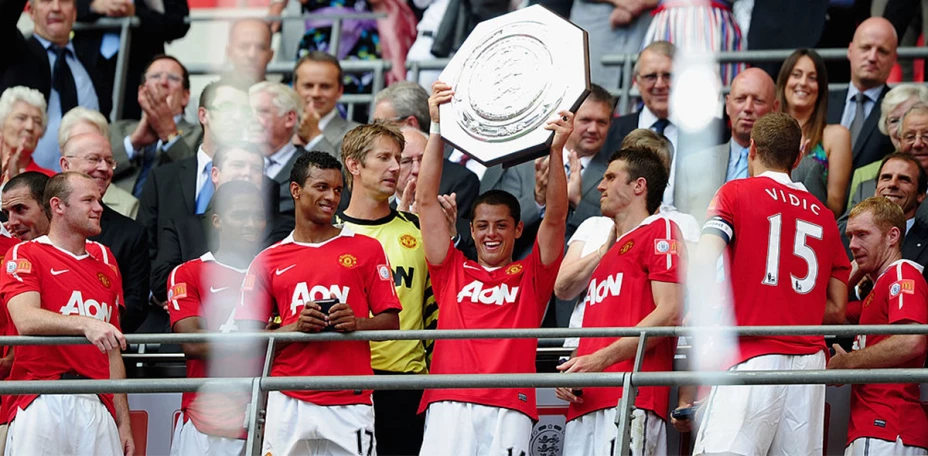 Chicharito-Hernández-con-la-Community-Shield.jpg