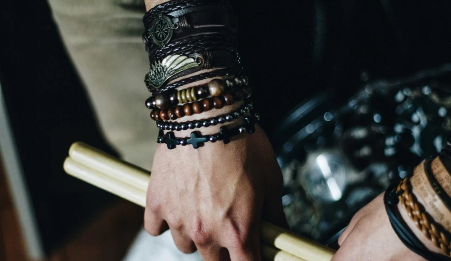 Pulseras en una mano