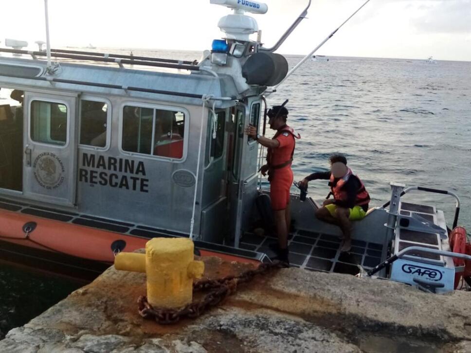 Rescatan a 17 personas en Cozumel, el barco estaba semihundido