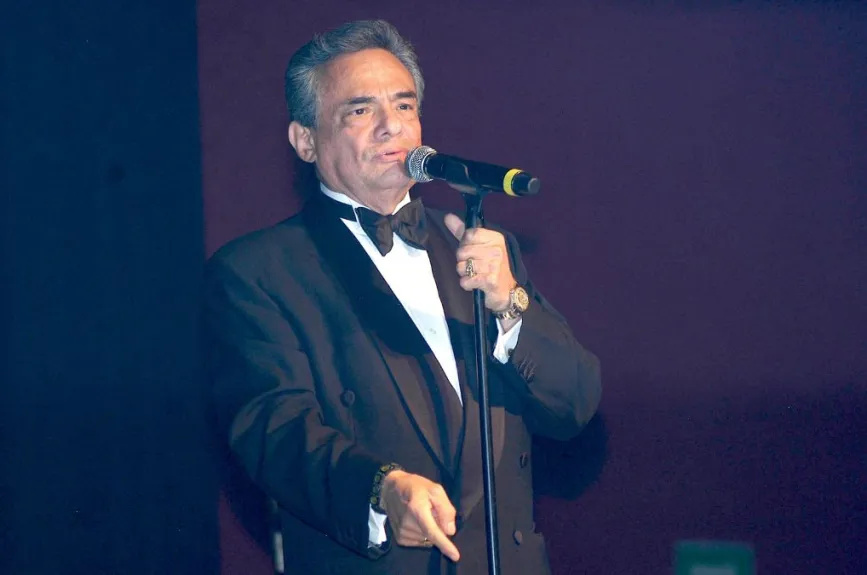 El académico nos deleitará en el sexto concierto con “Lo pasado, pasado” canción de José José... ¿Estás listo para verlos el próximo domingo?