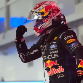 Max Verstappen celebra tras ganar el Gran Premio de Singapur.