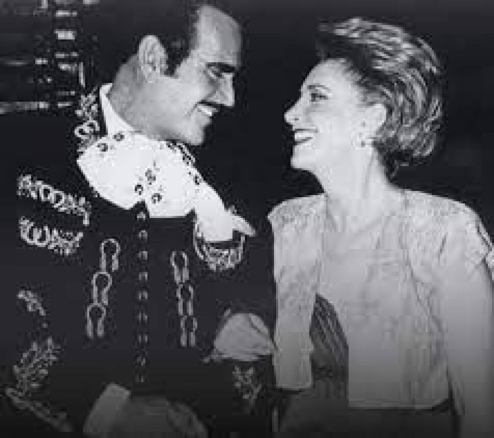 DOÑA CUQUITA Y VICENTE FERNÁNDEZ