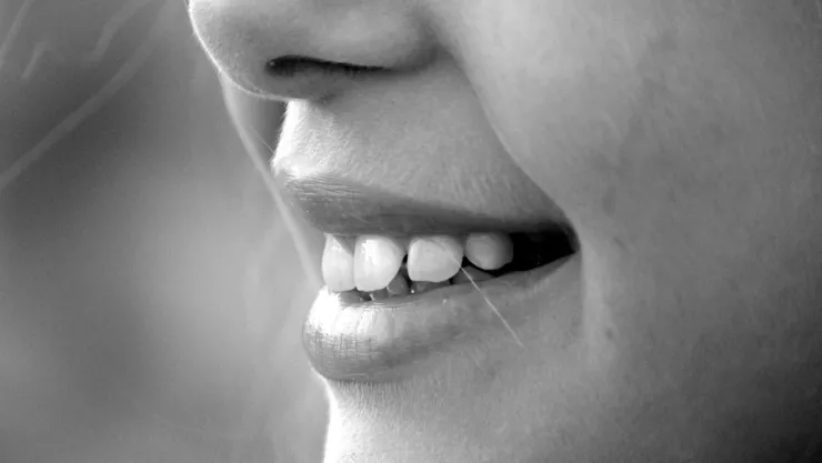 Esto pasa si no lavas tus dientes en la noche