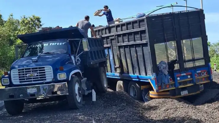 Así terminó el camión cargado con frutas y abarrotes que se quedó sin frenos en autopista de Veracruz ¿Qué le pasó al conductor?