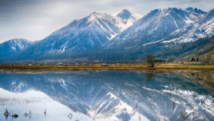 una vista majestuosa del paisaje que alberga Genoa en Nevada