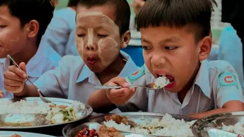 Niños con intoxicación por desayunos escolares en Indonesia