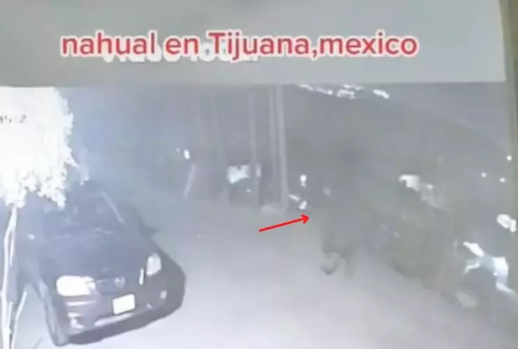 Imagen de un video de cámara de seguridad de una casa donde se ve a un presunto nahual en una colonia de Tijuana, Baja California