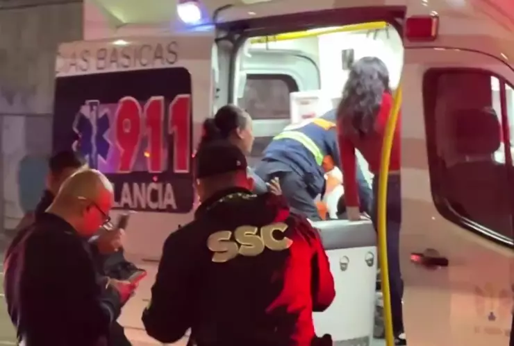 Madre e hijo sufren caída de cinco metros.