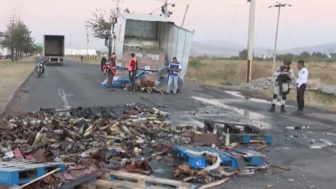 Tráiler con bebidas alcohólicas es partido por tren y se incendia en El Salto