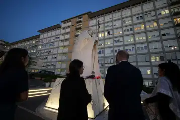 Personas rezan por el papa León XIV afuera del hospital Agostino Gemelli, en Roma.