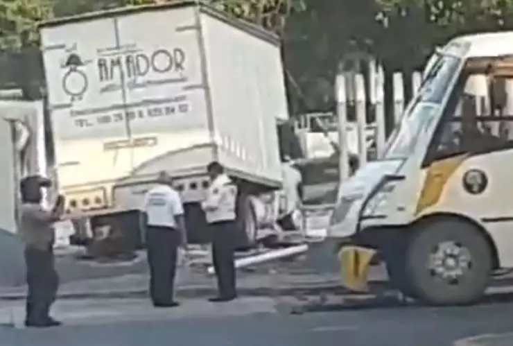 Camioneta de carga se estrella contra el auditorio Benito Juárez en Veracruz