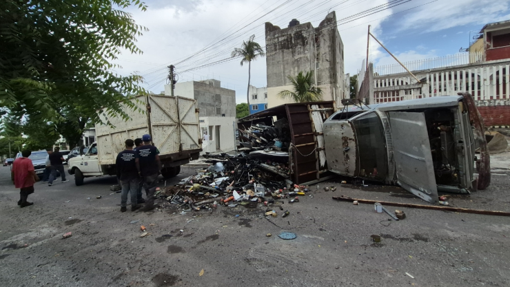 Vuelca unidad en colonia Pocitos y Rivera