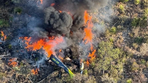 Se desploma helicóptero de brigadistas en Arteaga.