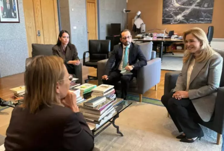 Maru Campos y la embajadora de Francia