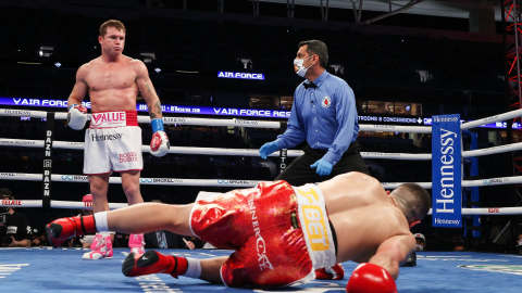 Canelo Álvarez noquea a Avni Yildirim