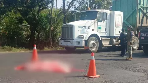 Imágenes fuertes: Así quedó el cuerpo de la mujer atropellada en carretera Yanga-Cuitláhuac