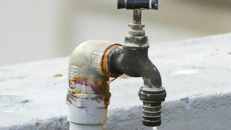 ¿Es cierto_ Tirar agua reciclada podría ayudar a las nubes de lluvia.