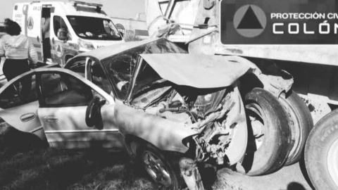 Vehículo prensado en camión de carga