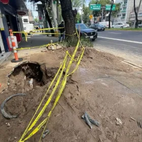 Fuga de agua en Tlalpan, CDMX, lleva más de un mes sin repararse