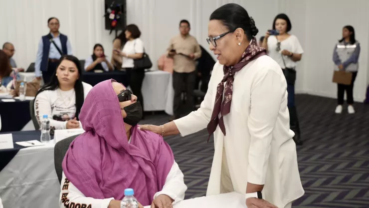 Rosa Icela ofrece diálogo mientras madres buscadoras denuncian persecución política