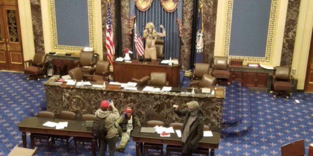 Jake Angeli se toma una foto en el Capitolio