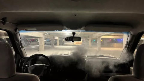 El motor de la camioneta estuvo encendido varios minutos dentro del estacionamiento