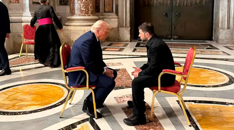 Donald Trump charla con Volodymyr Zelenskyy en el Vaticano.