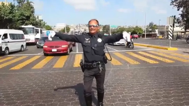 Muere el policía que bailaba para dirigir el tránsito en Tijuana