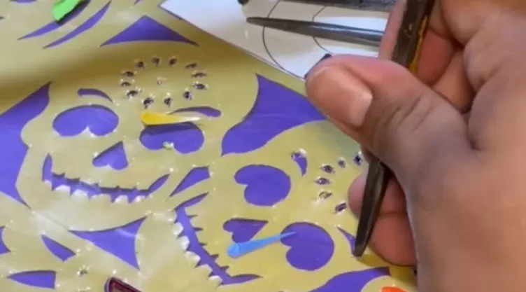 Papel picado en Xochimilco: tradición familiar de 40 años que sobrevive frente a la tecnología y la importación