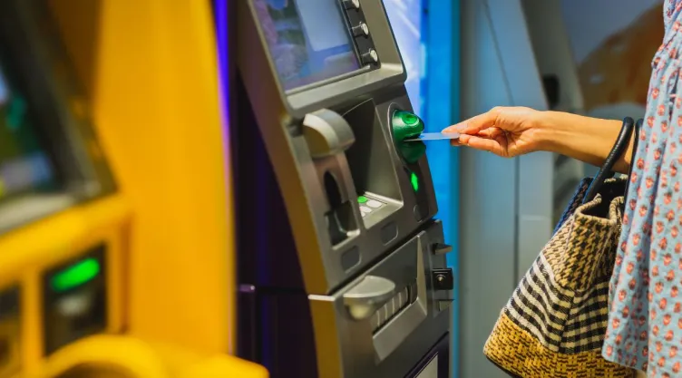 Alertan por nueva estafa bancaria en cajeros automáticos; así evitas caer en ella