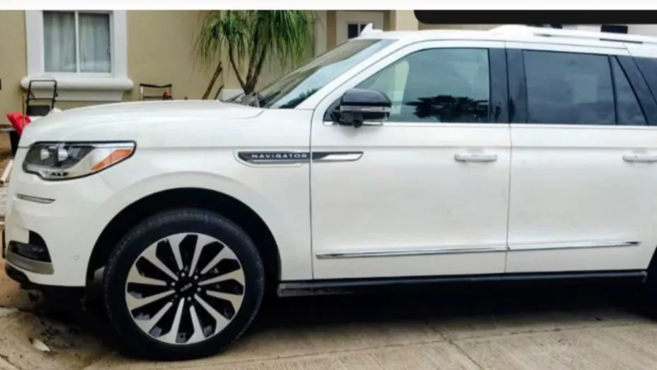 Camioneta abandonada en residencial Montecarlo en Culiacán..jpg