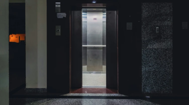 Foto de elevador con la puerta abierta.