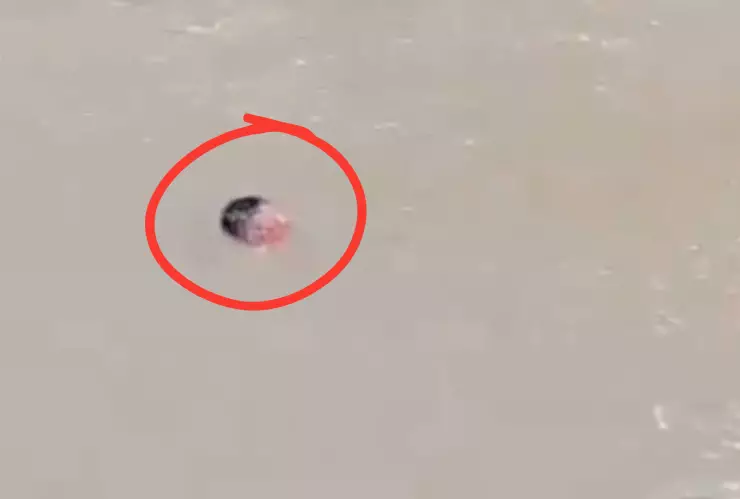 _Hombre acusado de secuestrar a un niño se avienta al río y muere ahogado en Honduras.png