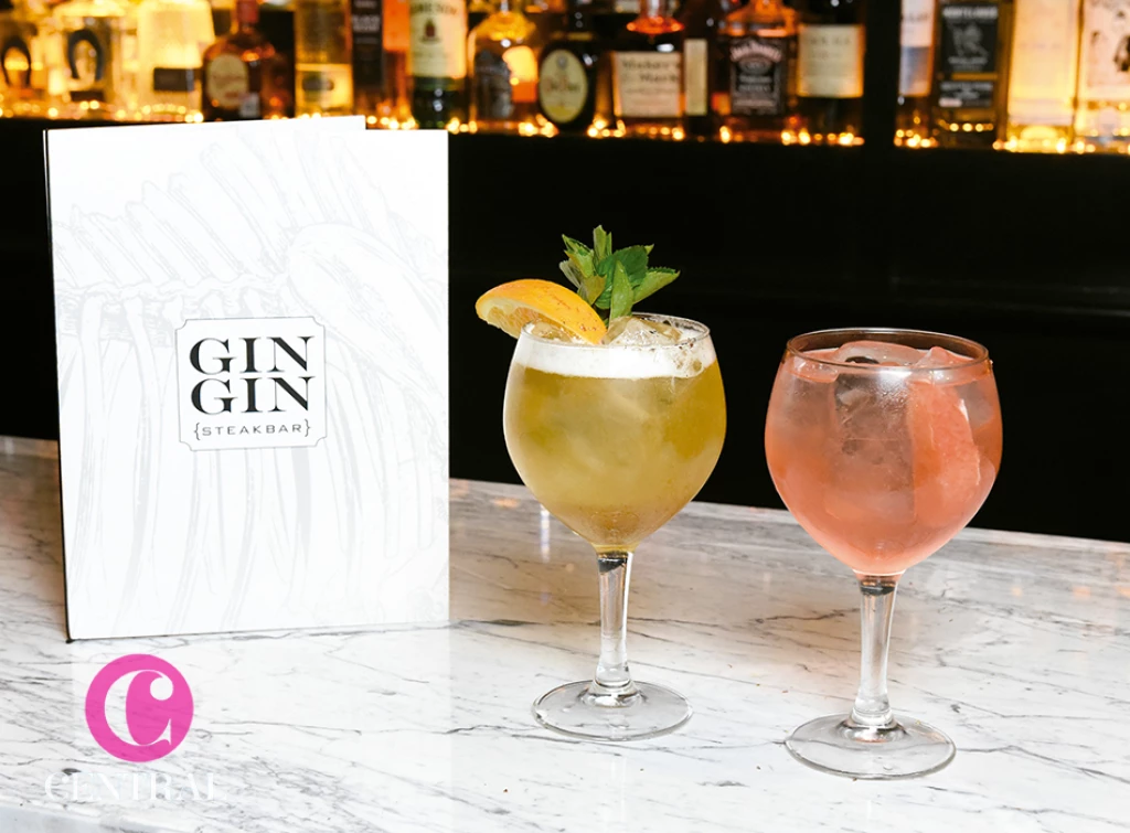 Además de las bebidas tradicionales a base de ginebra, el nuevo lugar propone una serie de cocteles con champaña rosada.