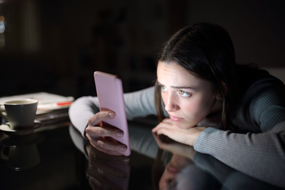mujer stalkeando a ex