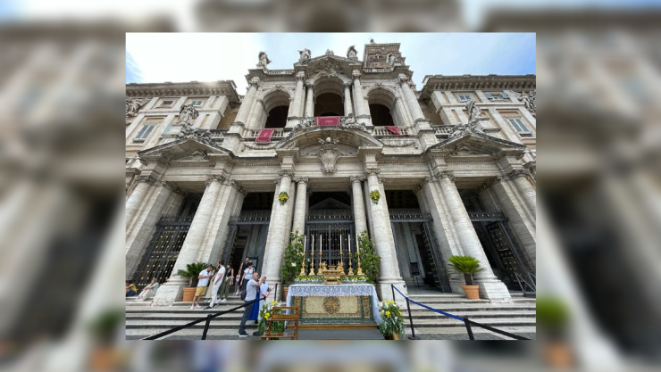 El papa francisco fue sepultado en la Basílica de Santa María la Mayor.