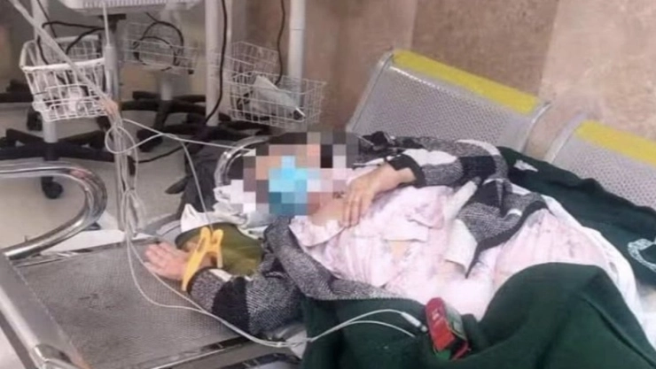 Mujer duerme en camilla improvisada en urgencias del hospital de Colima; IMSS da su explicación