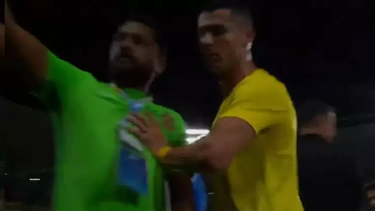 VIDEO: Cristiano Ronaldo agrede a un fan porque iban perdiendo