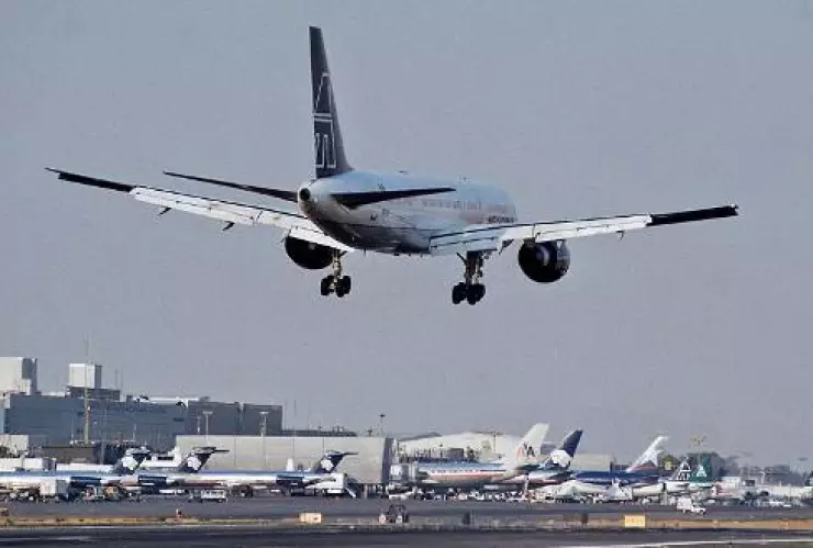 Reanuda operaciones el aeropuerto tras apagón   