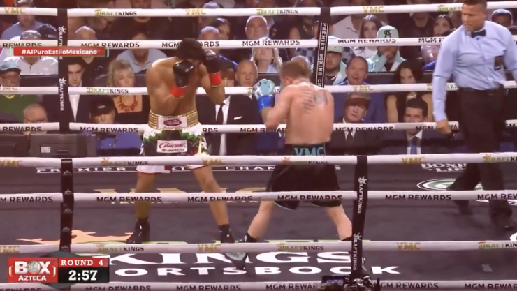 Canelo Álvarez tira a Jaime Munguía en el Round 4